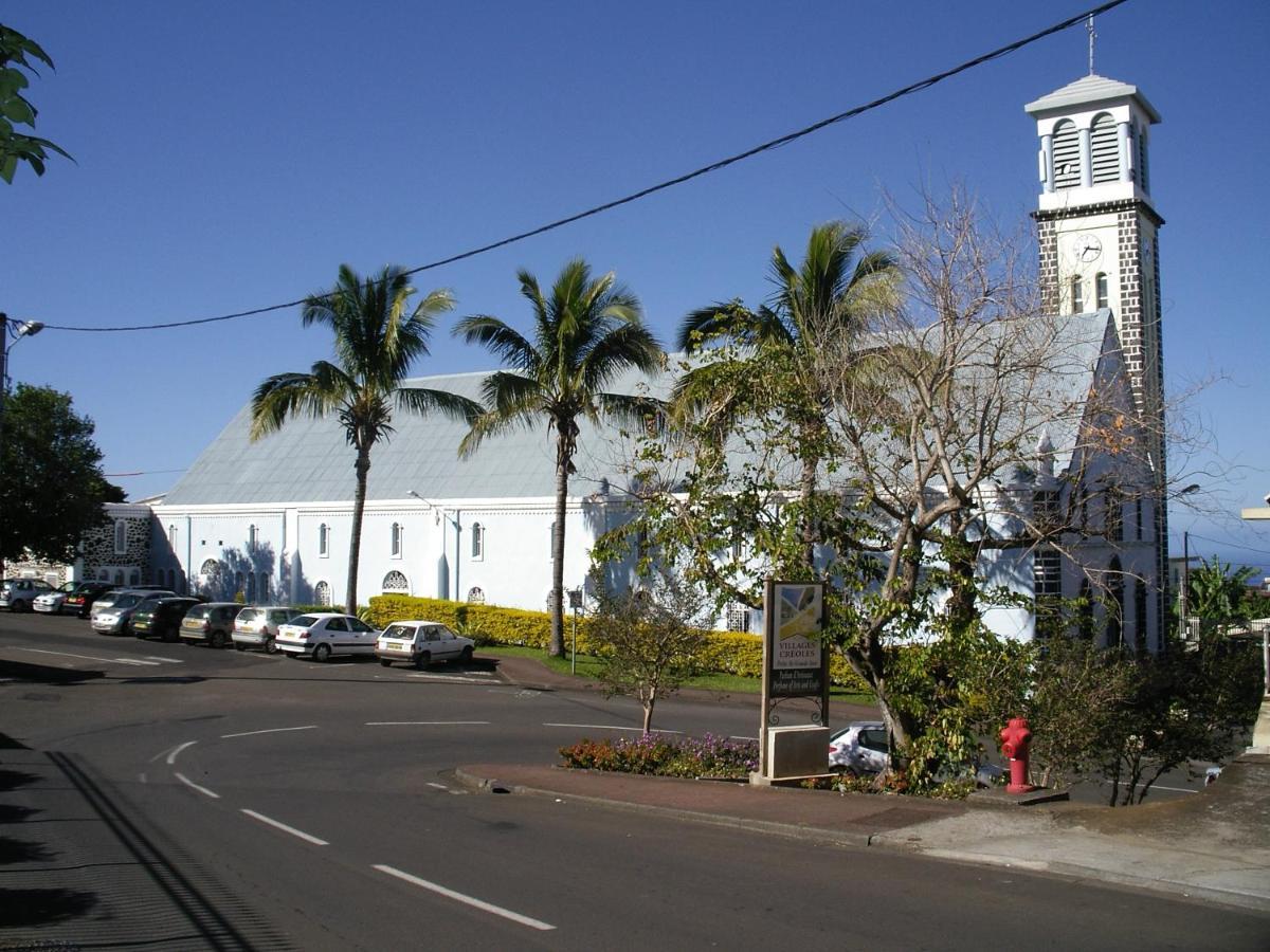 Case créole traditionnelle à ossature et charpente bois Petite Île Exterior foto