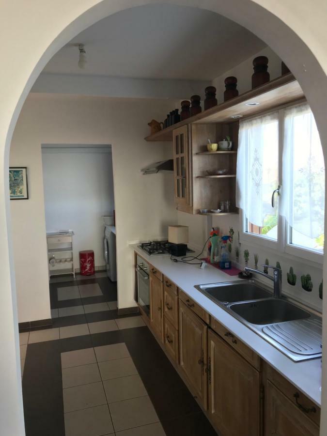 Case créole traditionnelle à ossature et charpente bois Petite Île Exterior foto