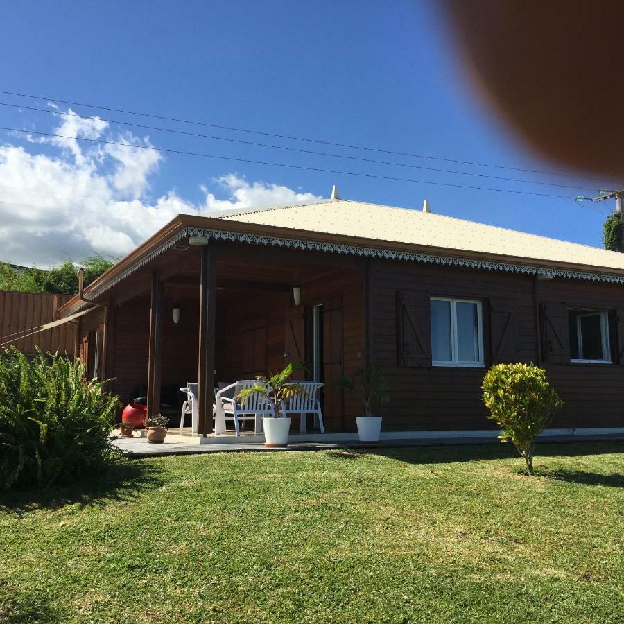 Case créole traditionnelle à ossature et charpente bois Petite Île Exterior foto