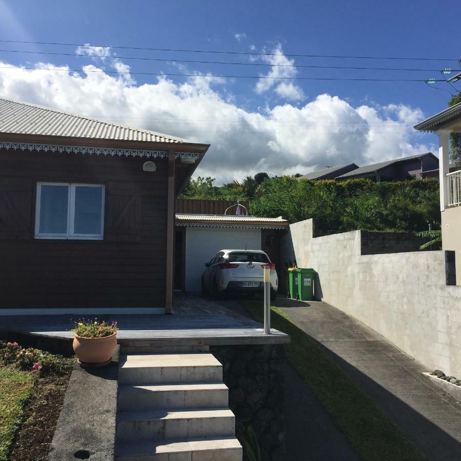 Case créole traditionnelle à ossature et charpente bois Petite Île Exterior foto