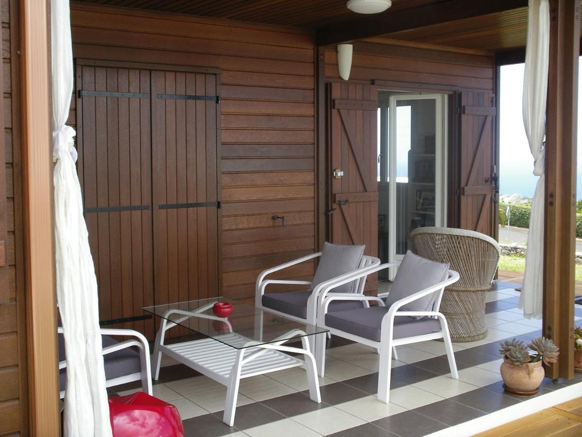 Case créole traditionnelle à ossature et charpente bois Petite Île Exterior foto